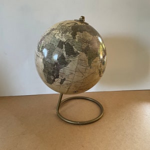 Wereldkaart, kartonnen wereldbol op metalen standaard