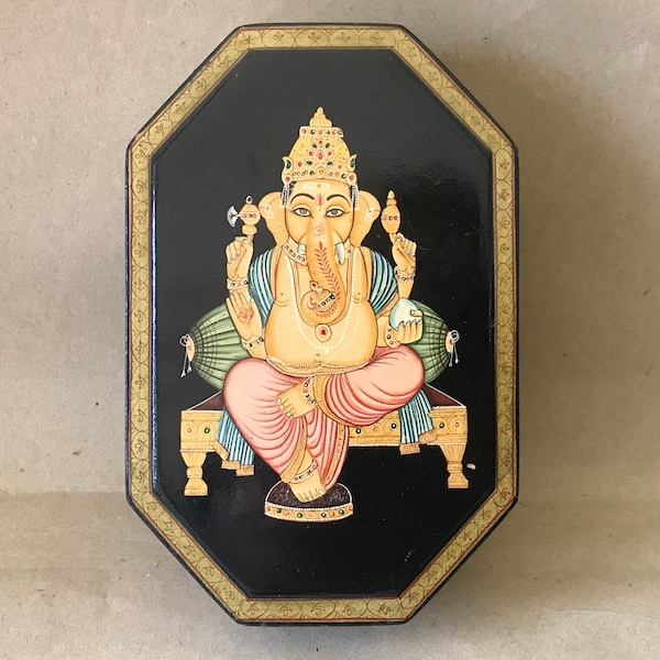 Boîte indienne peinte à la main, décor de Ganesh, dieu indien à tête d’éléphant.