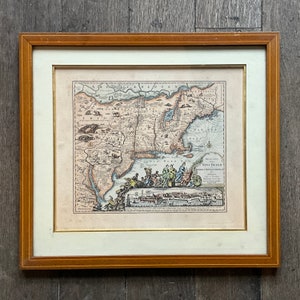 Gravure couleur « America Septentrionale « par Matthias Seuter, New York . Tribus indiennes sur le territoire . Copie