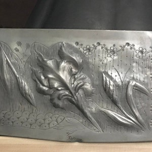 Petizon tin box marked artistic tin
