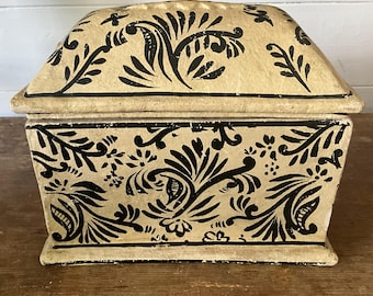 Boîte en bois et papier mâché peinte à la main
