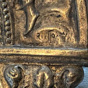 Metallram som öppnas för att visa bilden inuti. Religiös dekoration, änglar och kors bild 3