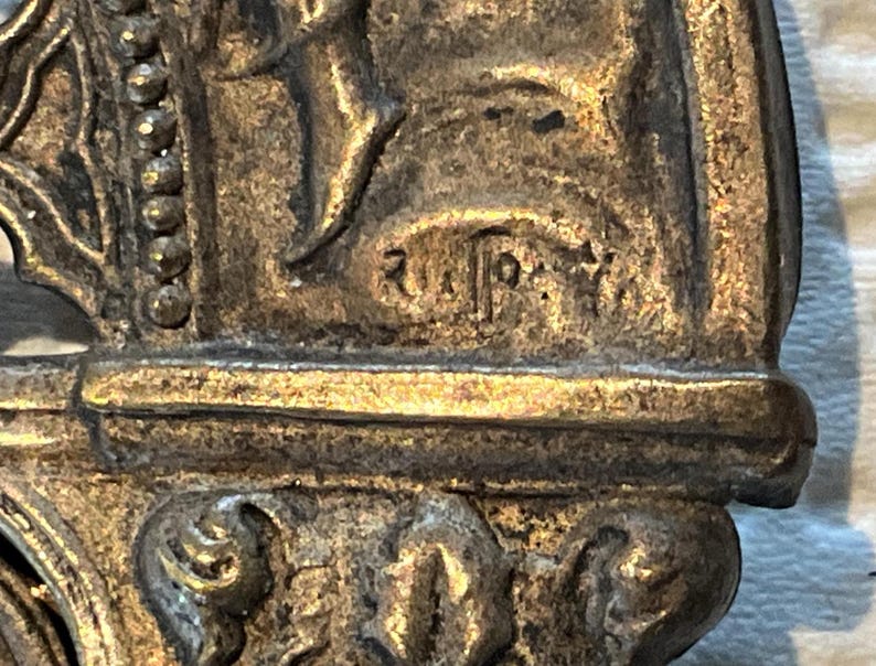 Metallram som öppnas för att visa bilden inuti. Religiös dekoration, änglar och kors bild 3