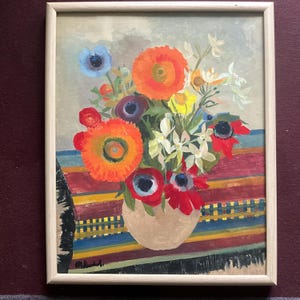 Könnte beinhalten: Gerahmtes Blumenstillleben-Gemälde. Das Kunstwerk zeigt einen Strauß bunter Blumen in einer beigen Vase vor einem gestreiften Hintergrund. Die Blumen umfassen orange, rote, blaue und weiße Blüten. Das Gemälde befindet sich in einem hellen Holzrahmen.