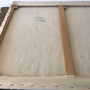 Puede incluir: La parte posterior de un lienzo estirado con barras de bastidor de madera. El lienzo es blanco y tiene una inscripci&oacute;n manuscrita que dice "50/50 2007".