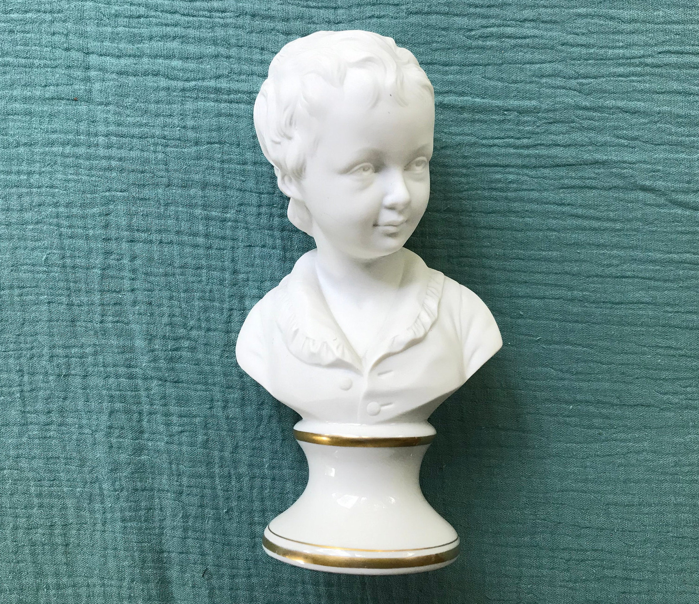 Ancien buste de petite Fille en Biscuit avec socle bleu de Four Ancien buste de petite Fille en Biscuit avec socle bleu de Four
