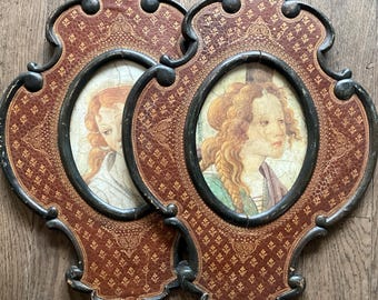 Zwei große Rahmen, aus Holz und Leder.