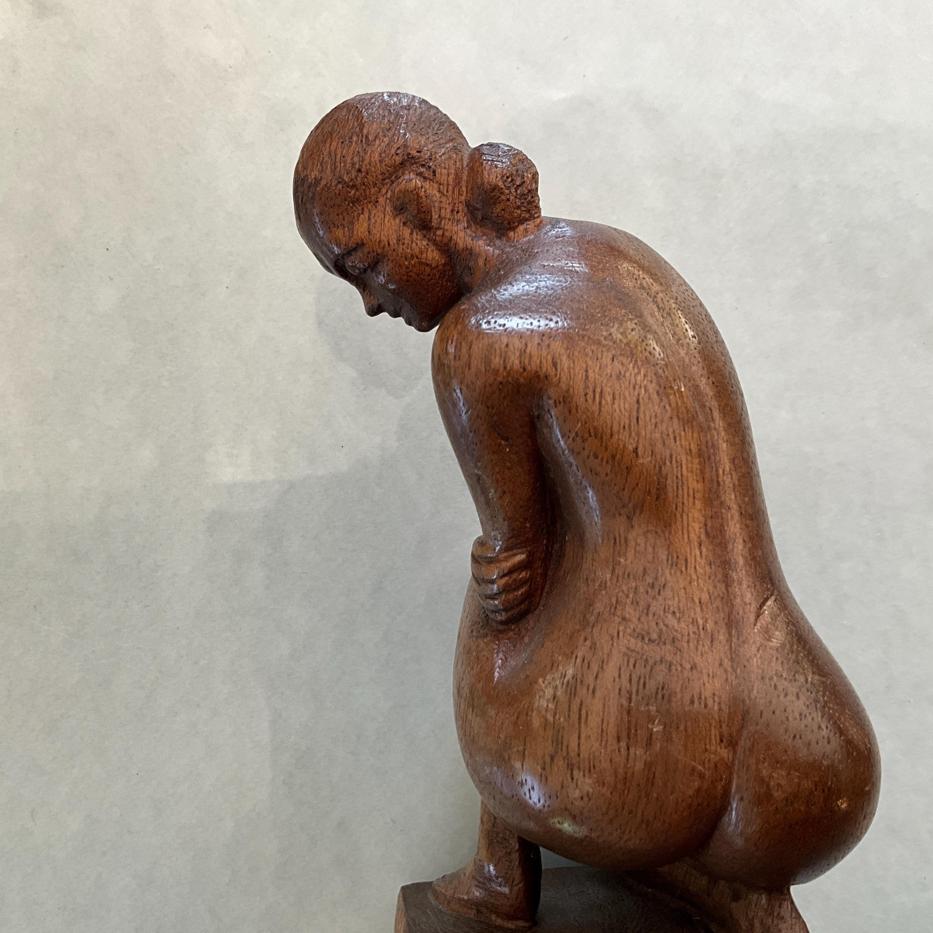 老子 彫刻 約30cm 木製台座付き 彫刻が施された木製の台座の上に置かれた、裸の女性像 - Etsy 日本