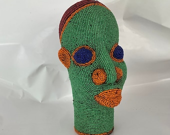 Cabeza de terracota cubierta con cuentas de colores, Bamiléké, Camerún