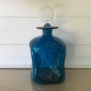 Carafe en verre turquoise , verrerie Holmegaard produit par glass company Kastrup, Danemark