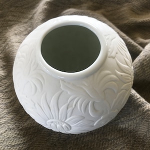 Wazon z płaskorzeźbionego białego porcelanowego ciasteczka, dekoracja kwiatowa, Bawaria