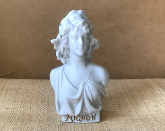 Biscuit beeldje, art nouveau vrouw buste, inscriptie "schattig" 