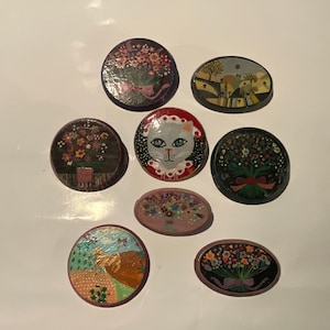 Ensemble de 8 mini  panneaux de bois, dont 6 broches de style naif peints à la main.