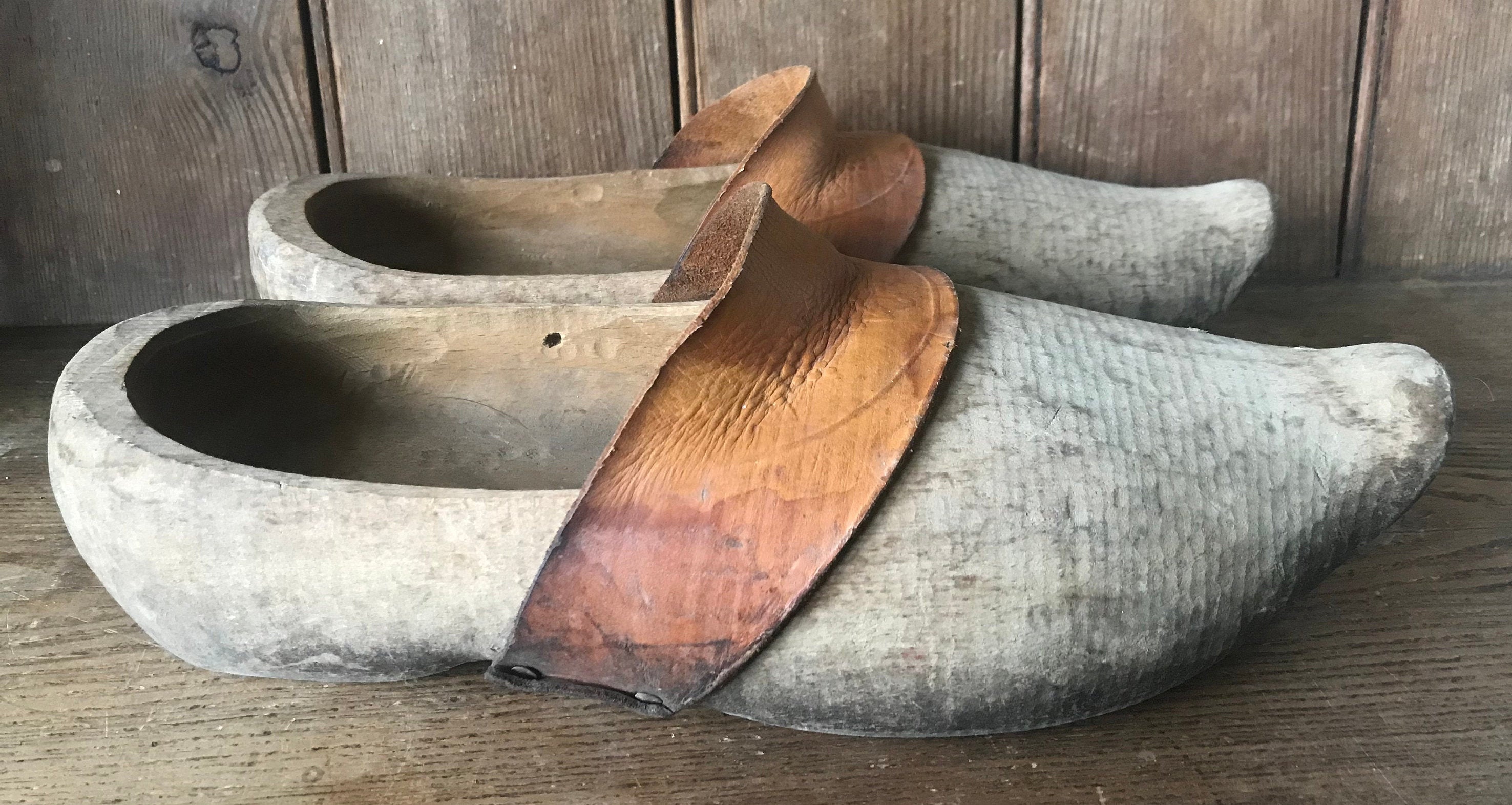 Paire de sabots en bois avec lani re en cuir vers 1900 Etsy France