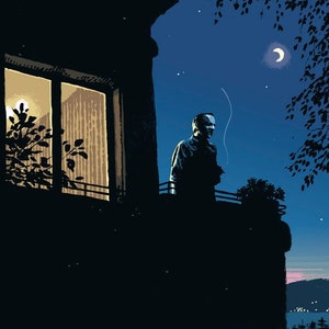 Peut inclure: Un homme se tient sur un balcon la nuit, regardant une vue sur les toits d'une ville et une lune croissante dans le ciel. Le balcon est éclairé par une fenêtre derrière lui.