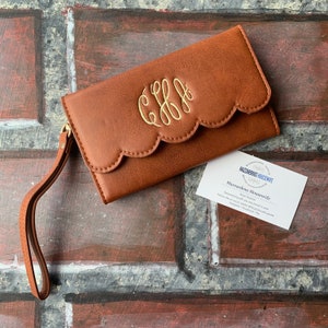 Cartera de muñeca convertible con monograma