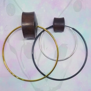 Ein Paar Bio Sono Holz Plugs mit einem Silber Gold Schwarz vergoldeten Hoop Big Gauge Ohr Plugs bis 50mm