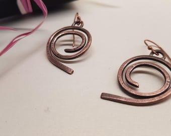 Kopparörhängen Hamrade kopparörhängen Rustika örhängen Spiralformade örhängen Geometriska örhängen