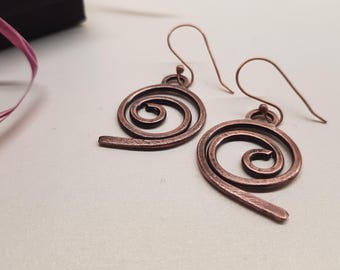 Kopparörhängen Hamrade kopparörhängen Rustika örhängen Spiralformade örhängen Geometriska örhängen
