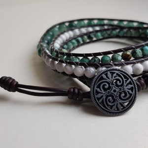 Edelsteen kralenarmband Natuurlijk bruin leer Groene agaat/Afrikaanse turkoois/witte howlietkralen Leren wikkelarmband Wikkelarmband met kralen