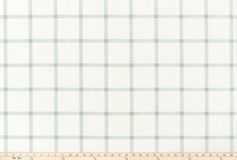 Pu&ograve; includere: Un tessuto bianco con un motivo a quadri bianco e blu chiaro. Il tessuto &egrave; misurato in pollici.