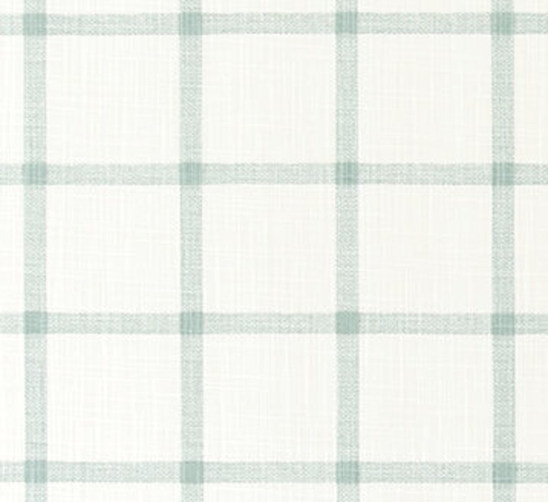 Pu&ograve; includere: Tessuto bianco con un motivo a quadri bianco e blu chiaro.