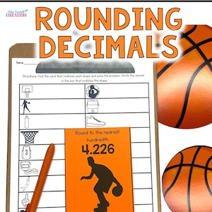 Pode incluir: Uma folha de trabalho imprimível com tema de basquete para arredondar decimais para o centésimo mais próximo. A folha de trabalho apresenta uma cesta de basquete, uma bola de basquete e uma silhueta de um jogador de basquete. O texto "Rounding Decimals" está no topo da folha de trabalho. O texto "Solve the Room" está na parte inferior da folha de trabalho.