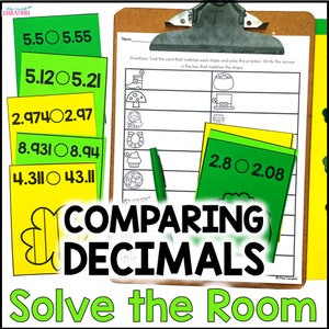 Puede incluir: Una hoja de trabajo verde y amarilla con un diseño de trébol y el texto "Comparar decimales Resolver la habitación". La hoja de trabajo tiene una serie de tarjetas con números decimales y un círculo para comparar los números. La hoja de trabajo está diseñada para que los estudiantes practiquen la comparación de decimales.