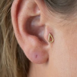 Gold Tragus Stud, indischer Tragus Ohrring, 14K Gold Tragus Piercing, großer Tragus Schmuck, Boho Tragus Ohrring, 16g, 18g, 20g, 22g, Tropfen
