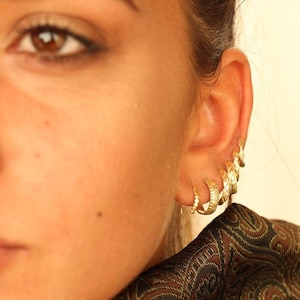 Set di orecchini a cerchio, set di orecchini in oro, orecchini a cerchio piccoli in oro 14k, orecchini India, orecchini a cerchio minuscoli, set di orecchini impilabili, set di orecchini