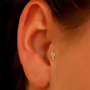 Pendiente para trago, joyería para trago, perforación de cartílago, pendiente de hélice, pendiente indio para nariz, pendiente pequeño para nariz, pendiente triangular para trago, oro de 14 k