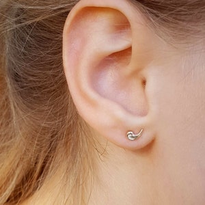 Kleine silberne Ohrringe, kleine Ohrstecker, Mädchen Ohrstecker Silber, zierliche Ohrstecker, Minimalist Ohrstecker, Yin Yang Ohrringe, Indain Ohrstecker