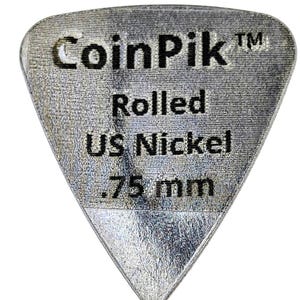 K&ouml;nnte beinhalten: Ein dreieckiges, silberfarbenes Plektrum aus einem gewalzten US-Nickel. Die Oberfl&auml;che zeigt den schwarzen Text CoinPik, Rolled, US Nickel und .75 mm. Das Metall hat eine texturierte, geb&uuml;rstete Oberfl&auml;che mit sichtbaren horizontalen Linien.