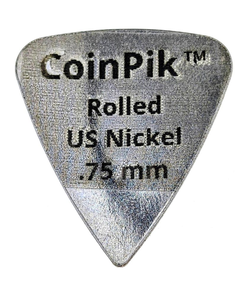 K&ouml;nnte beinhalten: Ein dreieckiges, silberfarbenes Plektrum aus einem gewalzten US-Nickel. Die Oberfl&auml;che zeigt den schwarzen Text CoinPik, Rolled, US Nickel und .75 mm. Das Metall hat eine texturierte, geb&uuml;rstete Oberfl&auml;che mit sichtbaren horizontalen Linien.
