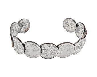 Könnte beinhalten: Ein silberfarbenes Armband, das aus einer Reihe von US-amerikanischen Zehn-Cent-Münzen gefertigt ist. Die Münzen sind in einem kreisförmigen Band angeordnet und wechseln sich zwischen dem Profil von Franklin D. Roosevelt und dem Fackelmotiv ab.