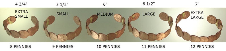 Peut inclure: Bracelets en pi&egrave;ces de monnaie de diff&eacute;rentes tailles : Extra Petit (12.1 cm), Petit (14 cm), Moyen (15.2 cm), Grand (16.5 cm) et Extra Grand (17.8 cm). Chaque bracelet est fait de pi&egrave;ces de monnaie, le nombre de pi&egrave;ces augmentant avec la taille.