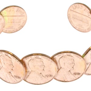 Peut inclure: Un bracelet de couleur cuivr&eacute;e compos&eacute; de pi&egrave;ces de monnaie li&eacute;es. Chaque pi&egrave;ce de monnaie montre le profil d'une personne et l'ann&eacute;e 1961. Le bracelet est sur fond blanc.