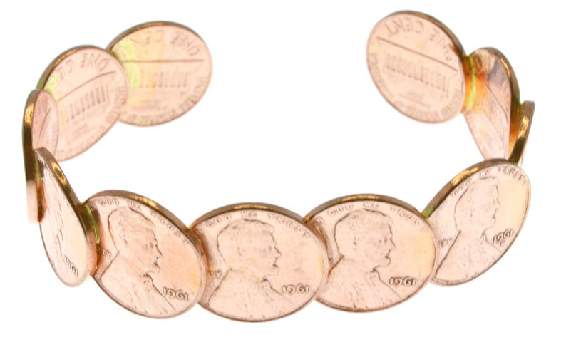 Peut inclure: Un bracelet de couleur cuivr&eacute;e compos&eacute; de pi&egrave;ces de monnaie li&eacute;es. Chaque pi&egrave;ce de monnaie montre le profil d'une personne et l'ann&eacute;e 1961. Le bracelet est sur fond blanc.
