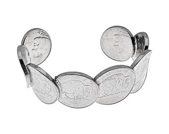 Könnte beinhalten: Ein silberfarbenes Armband, das aus einer Reihe verbundener US-Nickel-Münzen besteht. Die Münzen zeigen das Profil von Thomas Jefferson und das Design eines amerikanischen Bisons, wobei der Text United States of America deutlich sichtbar ist.