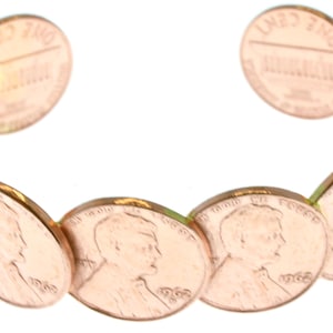 Peut inclure: Un bracelet de couleur cuivr&eacute;e compos&eacute; de pi&egrave;ces de monnaie de un cent. Les pi&egrave;ces sont dispos&eacute;es en cercle, avec les profils d'Abraham Lincoln visibles sur chaque pi&egrave;ce. Un bijou unique.