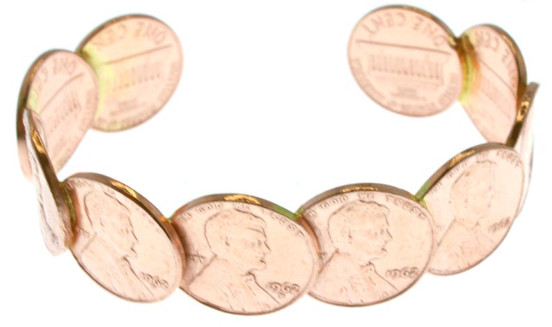 Peut inclure: Un bracelet de couleur cuivr&eacute;e compos&eacute; de pi&egrave;ces de monnaie de un cent. Les pi&egrave;ces sont dispos&eacute;es en cercle, avec les profils d'Abraham Lincoln visibles sur chaque pi&egrave;ce. Un bijou unique.