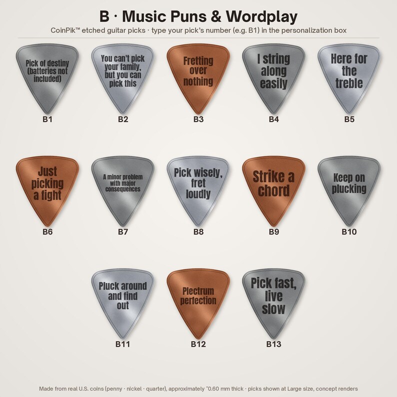 K&ouml;nnte beinhalten: Eine Sammlung von dreizehn Metall-Gitarrenplektren, beschriftet von B1 bis B13, mit verschiedenen musikbezogenen Wortspielen, die auf silberne und kupferfarbene Oberfl&auml;chen ge&auml;tzt sind. Jedes Plektrum zeigt einen einzigartigen Text wie Pick of destiny, Fretting over nothing und Strike a chord.