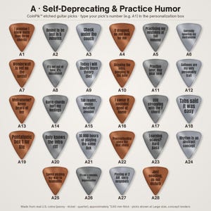 K&ouml;nnte beinhalten: Eine Sammlung von achtundzwanzig kupfer- und silberfarbenen Gitarrenplektren in einem Raster. Jedes Plektrum tr&auml;gt einen einzigartigen humorvollen Text &uuml;ber das &Uuml;ben von Musik, beschriftet von A1 bis A28. Die &Uuml;berschrift lautet A Self-Deprecating & Practice Humor.