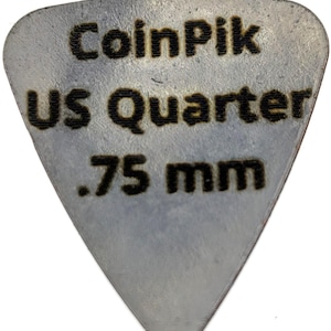 K&ouml;nnte beinhalten: Ein dreieckiges, silberfarbenes Plektrum aus einem US-Quarter. Die Oberfl&auml;che ist mit dunklem, eingraviertem Text versehen, der CoinPik, US Quarter und .75 mm lautet und die Dicke des f&uuml;r dieses Musikzubeh&ouml;r verwendete Metall angibt.