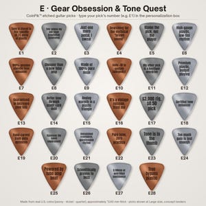 K&ouml;nnte beinhalten: Eine Sammlung von achtundzwanzig Gitarrenplektren, angeordnet in einem Raster und beschriftet von E1 bis E28. Die Plektren sind kupfer- oder silberfarben und tragen jeweils einen individuellen eingravierten Text wie 'Tone is stored in this specific $0.75 piece of plastic'.