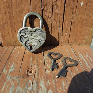 Mini Miniature Brass HEART Lock Padlock! 2 Heart Keys Share Key To Your Heart Unlock Gift Of Love Treasure Chest Wedding Anniversary