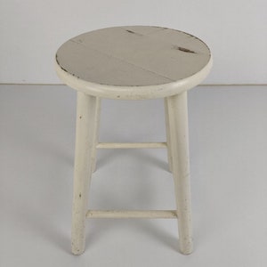 Vintage handgesneden houten melkkruk geschilderd witte kruk voetstuk tafel boerderij schuur afbeelding 2