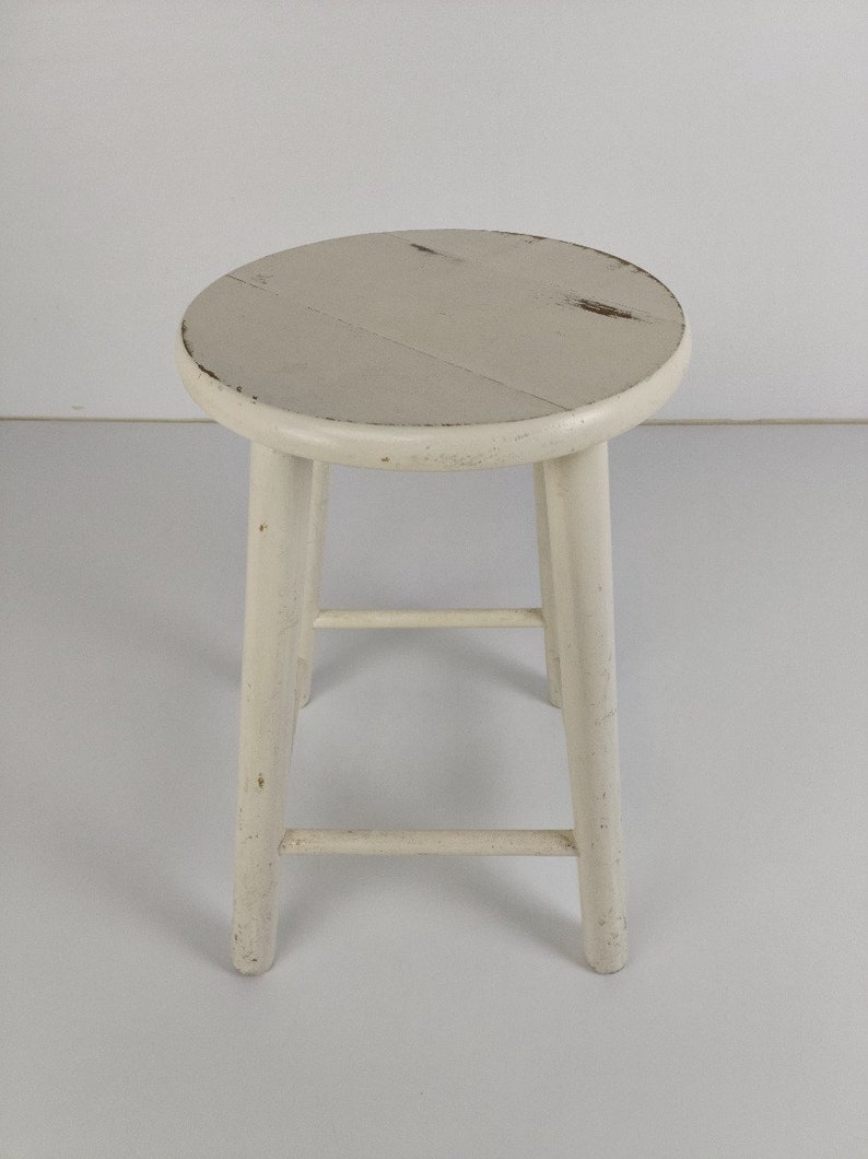 Vintage handgesneden houten melkkruk geschilderd witte kruk voetstuk tafel boerderij schuur afbeelding 2