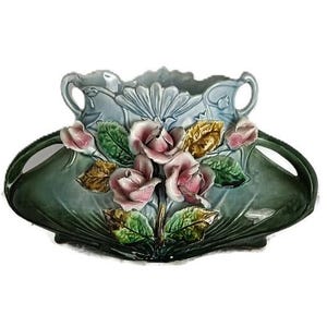 Puede incluir: Un letrero de madera rústica con la frase "Welcome to our home" en letras blancas. El letrero presenta un acabado envejecido y un diseño sencillo y acogedor.