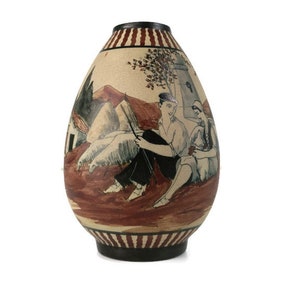 Może przedstawiać: Ozdobny ceramiczny wazon z namalowaną sceną dwóch osób siedzących na zewnątrz. Wazon ma pękaty kształt z czarną podstawą i obramowaniem oraz beżowym korpusem. Scena przedstawia mężczyznę i kobietę w scenerii krajobrazowej.